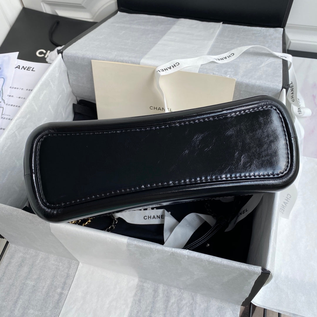 CHANEL GABRIELLE MEDIUM 28 HOBO BAG IN BLACK MIX WHITE CALFSKIN