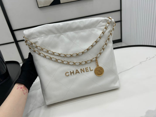CHANEL MEDIUM 37 HANDBAG IN WHITE CALFSKIN GOLD HARDWARE