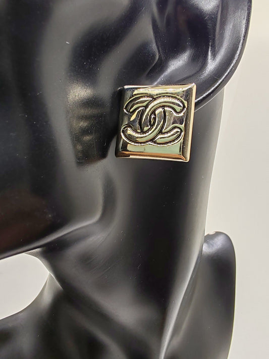 18K Chanel Smooth Block Earrings