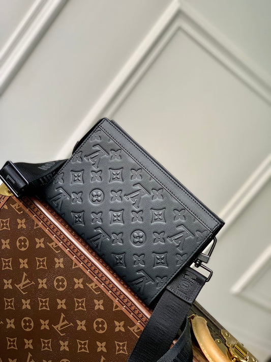 LOUIS VUITTON POCHETTE VOYAGE 22 IN BLACK MONOGRAM SHADOW CALFSKIN