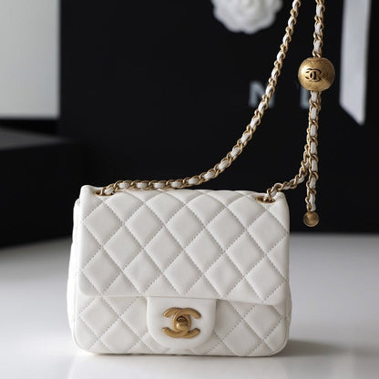 CHANEL FLAP BAG 17CM WHITE LAMBSKIN GOLD HARDWARE