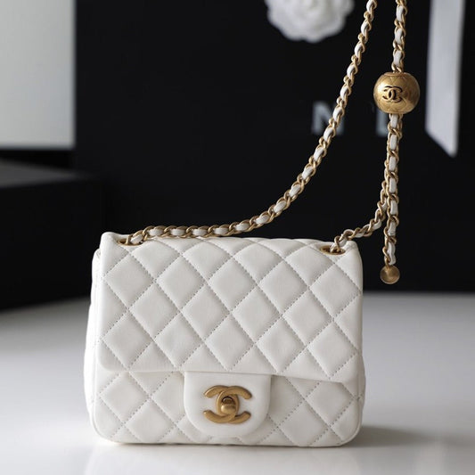 CHANEL FLAP BAG 17CM WHITE LAMBSKIN GOLD HARDWARE