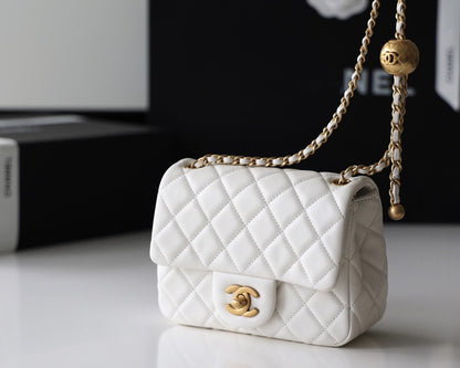 CHANEL FLAP BAG 17CM WHITE LAMBSKIN GOLD HARDWARE