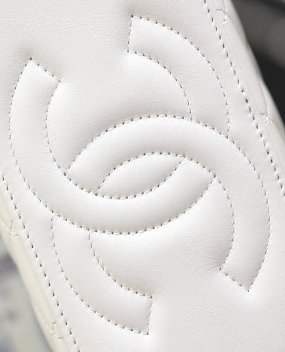 CHANEL VANITY CASE 17 WHITE LAMBSKIN SILVER HARDWARE