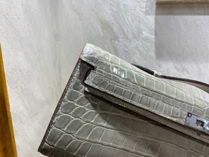HERMES KELLY CUT 31 IN ASH GRAY SHINNY ALLIGATOR LEATHER WITH SILVER HARDWARE