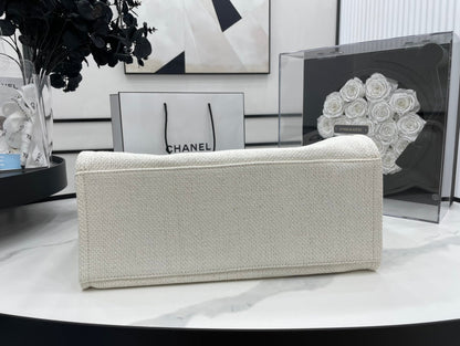 CHANEL DEAUVILLE LARGE 38 TOTE BAG IN WHITE CANVAS WITH BLACK LOGO