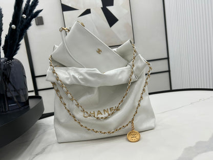 CHANEL MEDIUM 37 HANDBAG IN WHITE CALFSKIN GOLD HARDWARE
