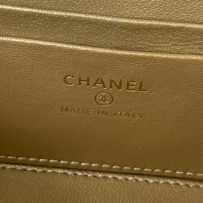 CHANEL SMALL VANITY CASE 17 IN WHITE CALFSKIN GOLD HARDWARE