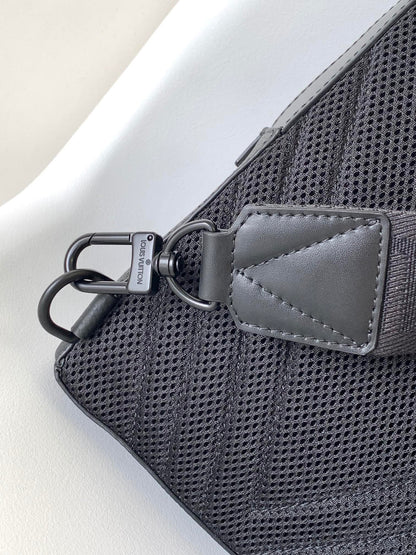 LOUIS VUITTON PILOT SLINGBAG 30 IN BLACK COWHIDE LEATHER