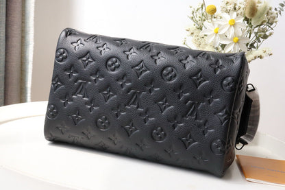 LOUIS VUITTON DOPP KIT TOILETRY BAG 28 CM IN BLACK TAURILLON MONOGRAM LEATHER