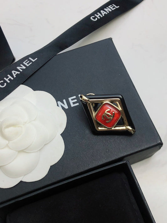 18K  Chanel Rhombus Brooch