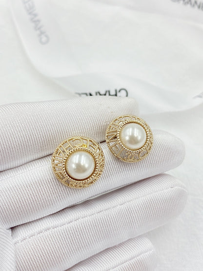 18K  Chanel Pearl Round Earrings