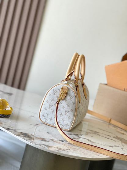 LOUIS VUITTON SPEEDY BANDOULIÈRE 20 IN WHITE MONOGRAM JACQUARD AND BEIGE CALFSKIN TRIM