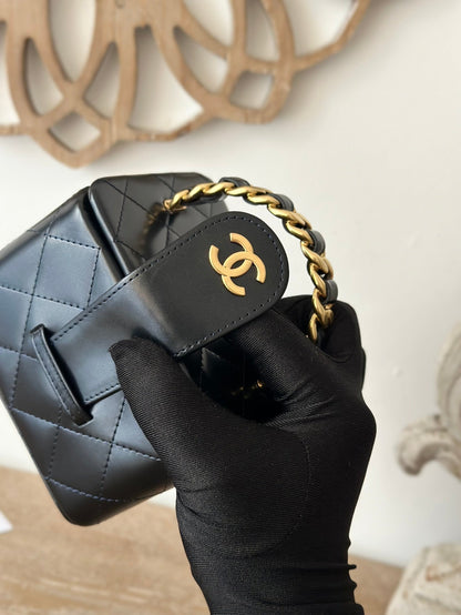 CHANEL MINI VINTAGE COSMETIC BAG 11 IN BLACK SHINY CALFSKIN GOLD HARDWARE