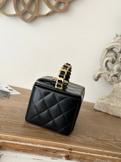 CHANEL MINI VINTAGE COSMETIC BAG 11 IN BLACK SHINY CALFSKIN GOLD HARDWARE