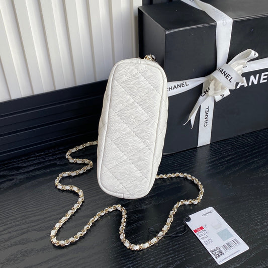 CHANEL HOBO BAG 21 IN WHITE GRAINED CALFSKIN GOLD HARDWARE