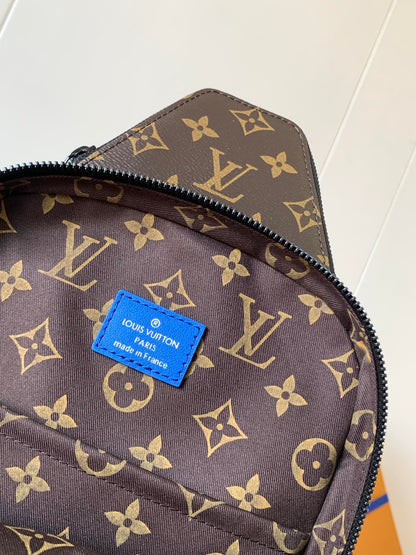 LOUIS VUITTON AVENUE SLINGBAG 31 IN BLUE AND BROWN TAIGA LEATHER