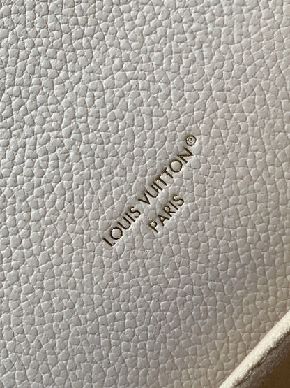 LOUIS VUITTON LV 25S EAST WEST POCHETTE MÉTIS BAG 21 IN BEIGE DREAM EMBOSSED TEXTURED CALFSKIN