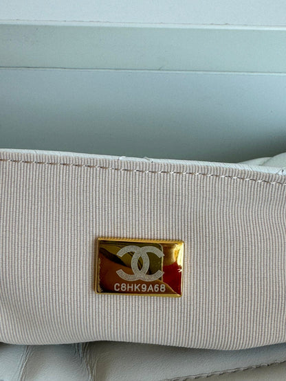 CHANEL 25S HOBO BAG 19 CM IN WHITE LAMBSKIN WITH GOLD HARDWARE