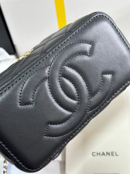 CHANEL VANITY CASE 18 IN BLACK CALFSKIN GOLD HARDWARE