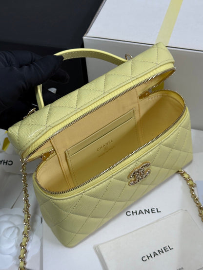 CHANEL STRASS VANITY QUILTED CASE 19 IN YELLOW CALFSKIN WITH GOLD METALLIC
