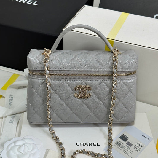 CHANEL STRASS VANITY QUILTED CASE 19 IN GREY CALFSKIN WITH GOLD METALLIC