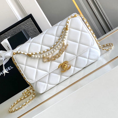 CHANEL MEDIUM 22 FLAP BAG IN WHITE LAMBSKIN GOLD HARDWARE