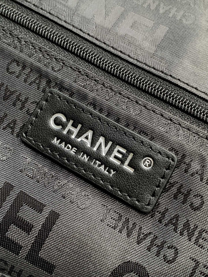 CHANEL SHOULDER BAG 40 IN BLACK SOFT LAMBSKIN EMBOSSED LOGO SILVER HARDWARE