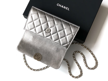 CHANEL 25S KELLY BAG 18 IN SILVER METALLIC LAMBSKIN WITH GOLD HARDWARE STYLE 1