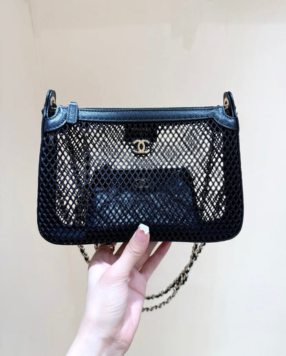 CHANEL MESH POUCH 20 IN BLACK EFFECT LAMBSKIN WITH GOLD HARDWARE