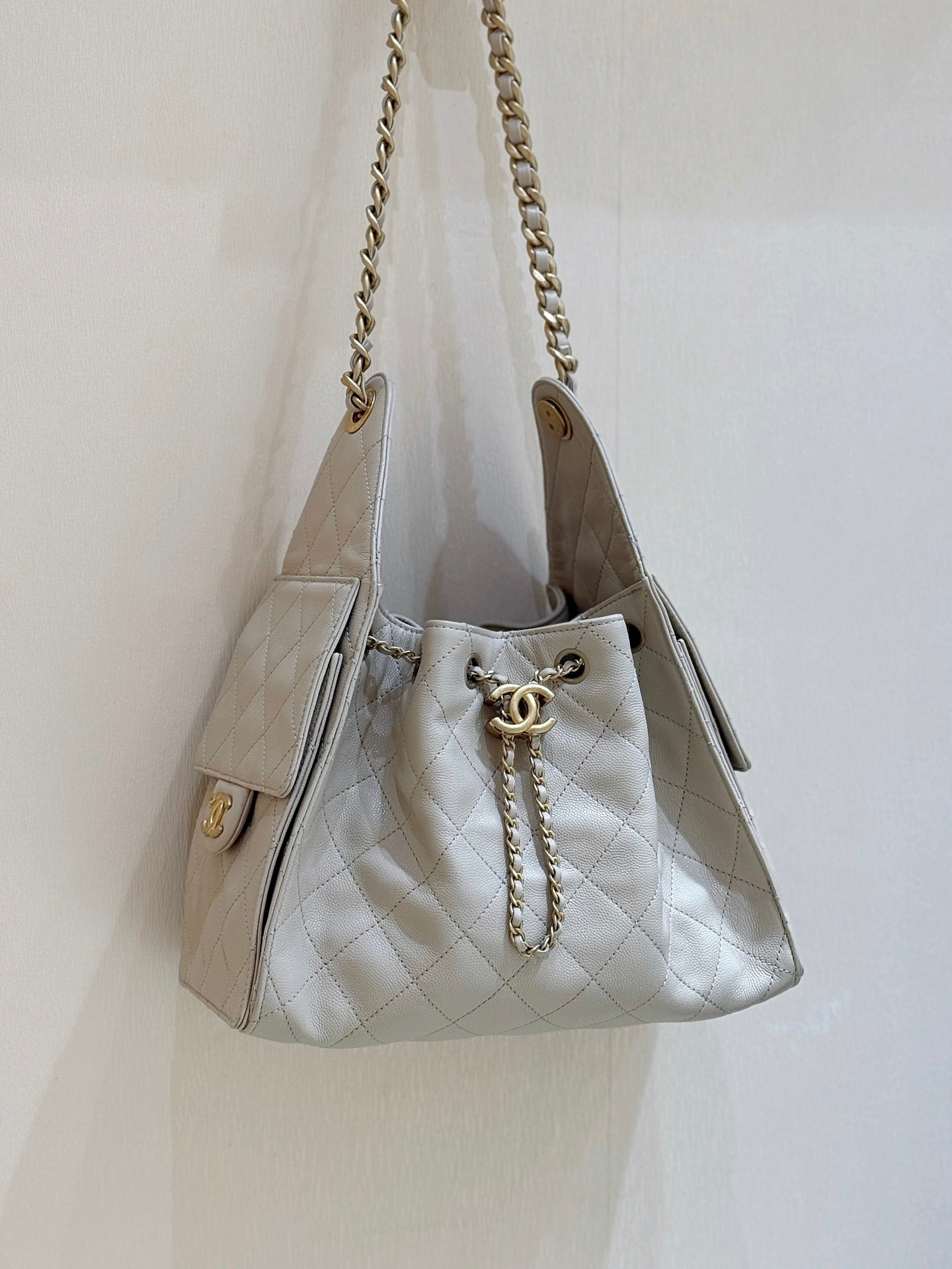 CHANEL 25 HANDBAG IN CREAM 30 GRAINED CALFSKIN GOLD HARDWARE